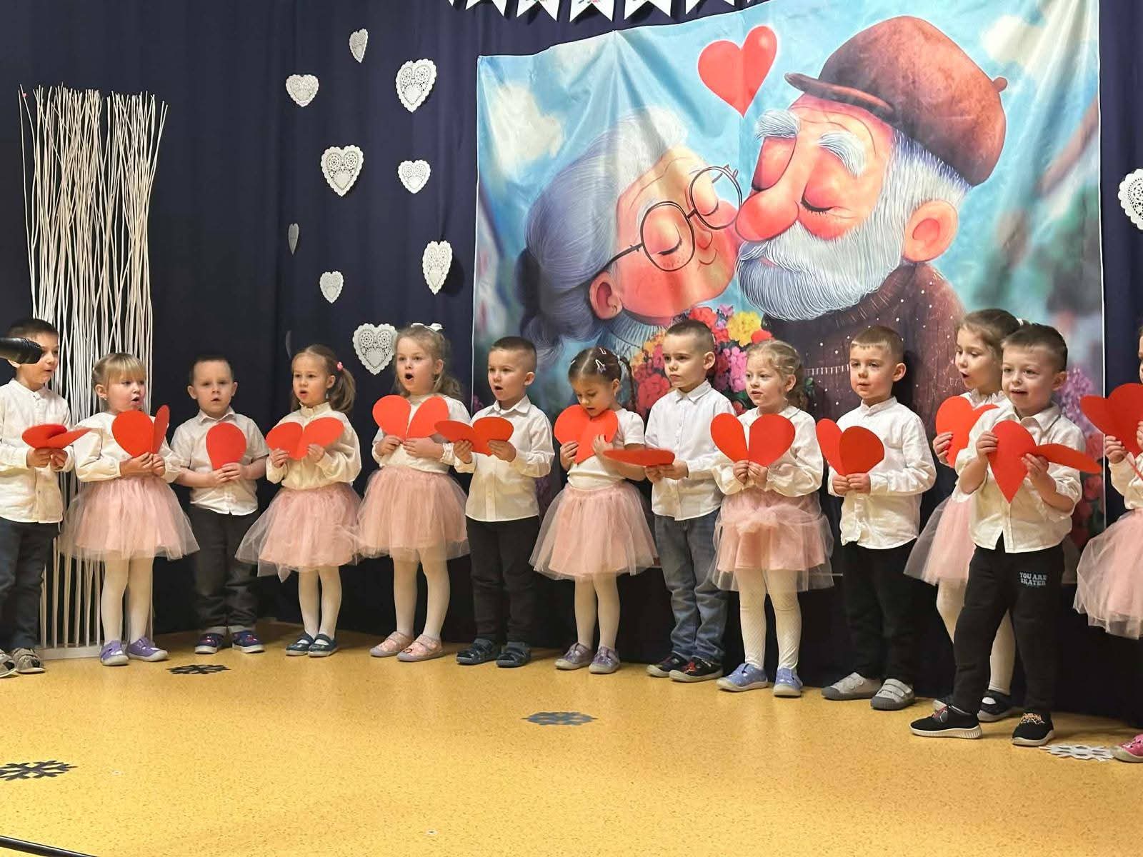  Dzieci stoją w szeregu