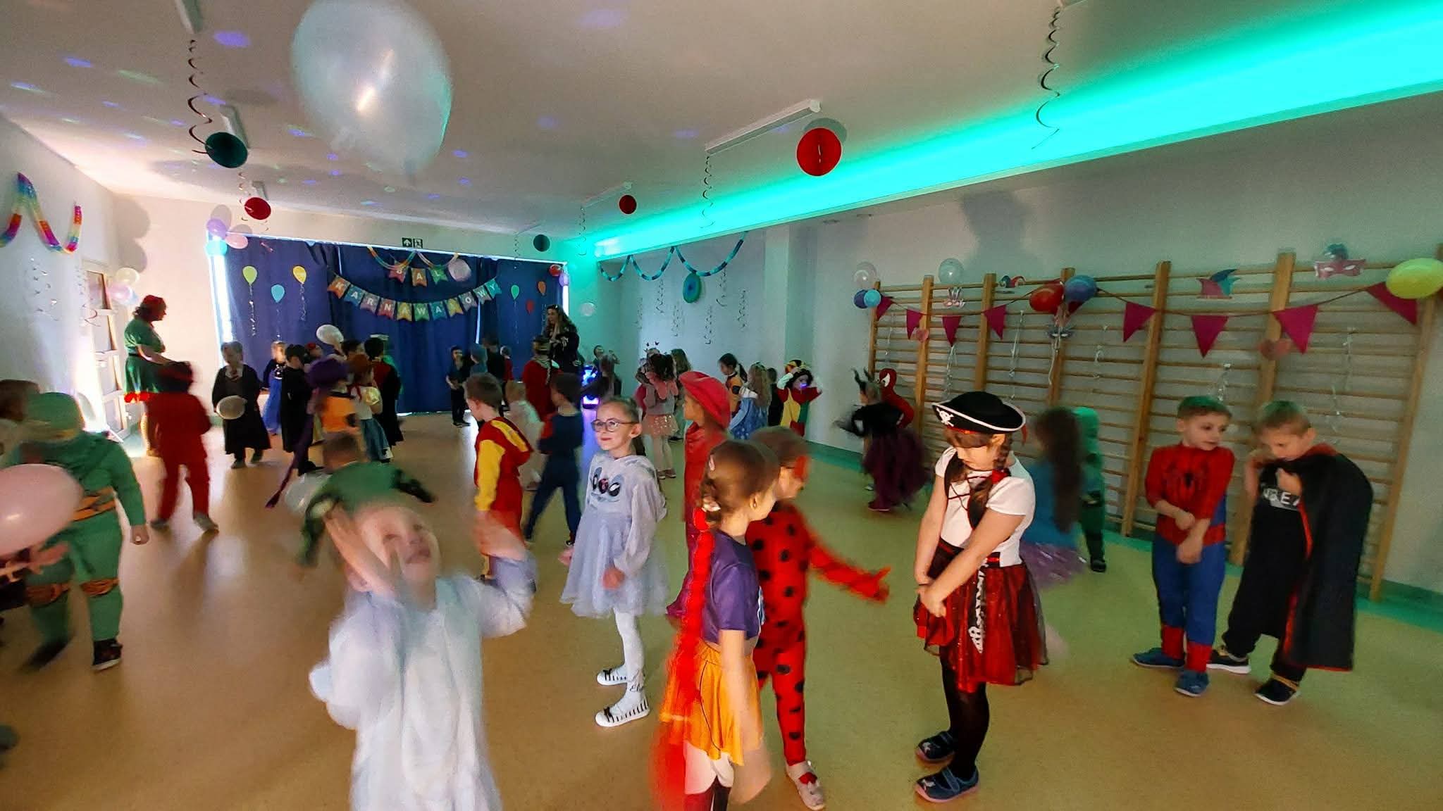  dzieci na sali w przebran...