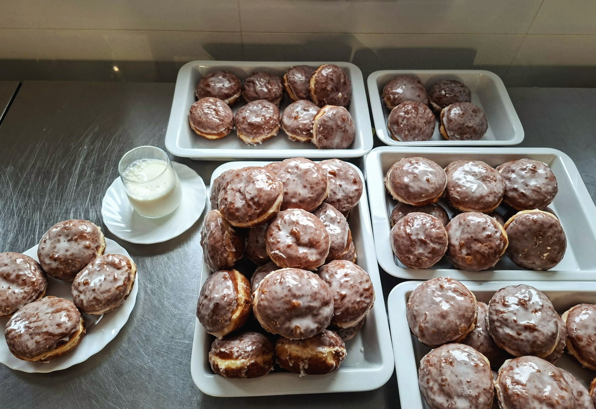  Pączki na tacach