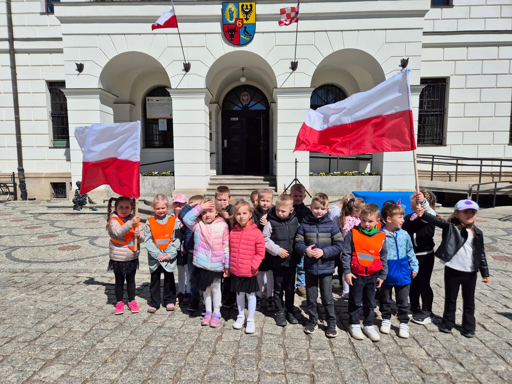  Dzieci w szeregu z flagą