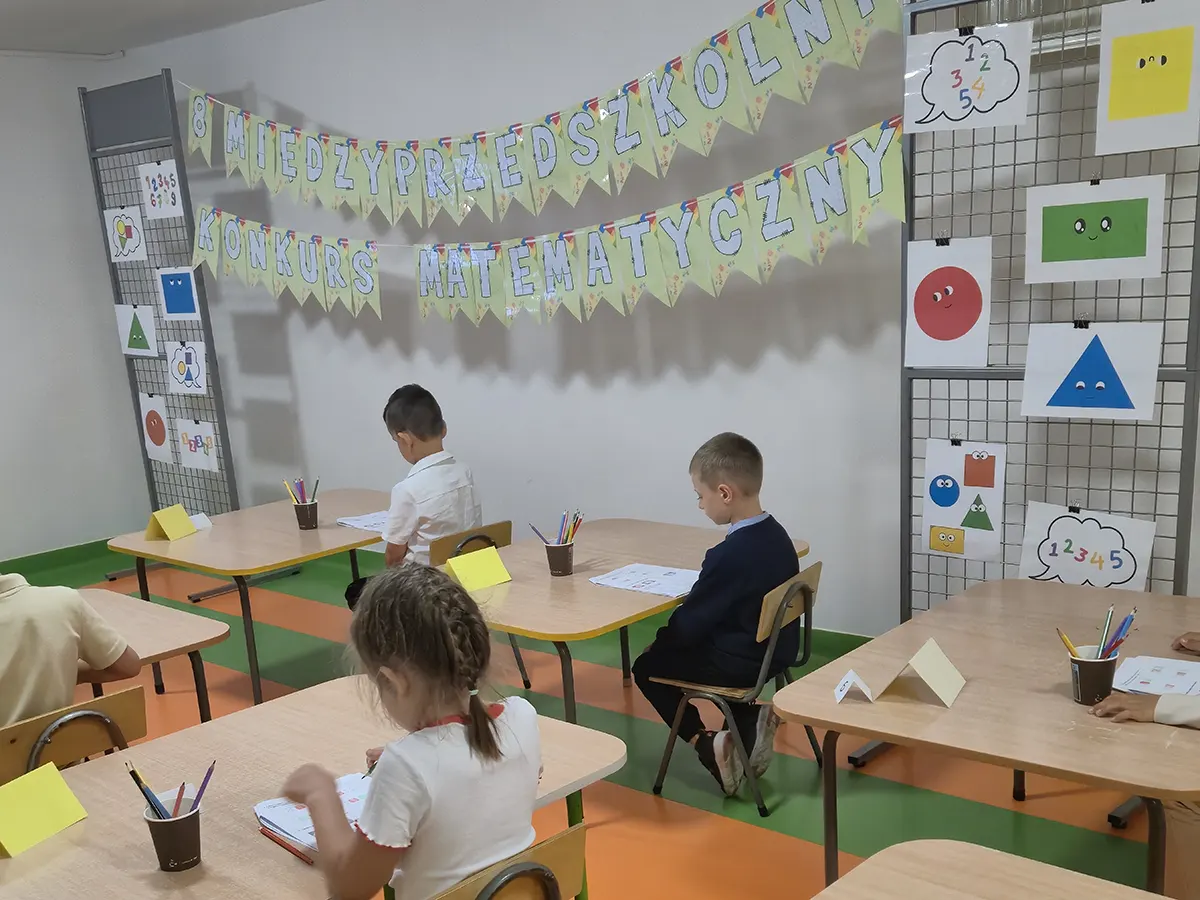  Dzieci siedzą w ławkach