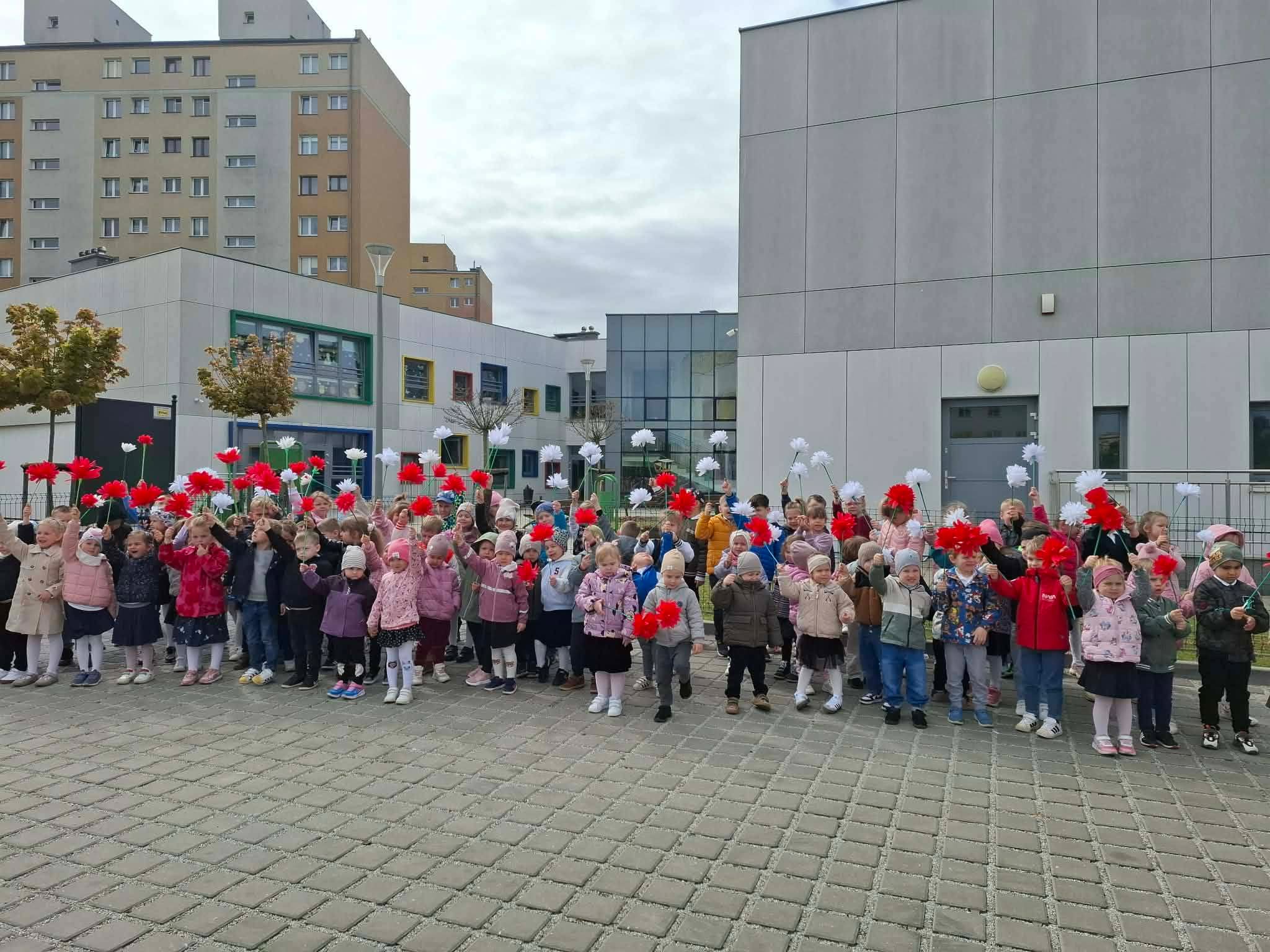  Dzieci na dworze i osoba...