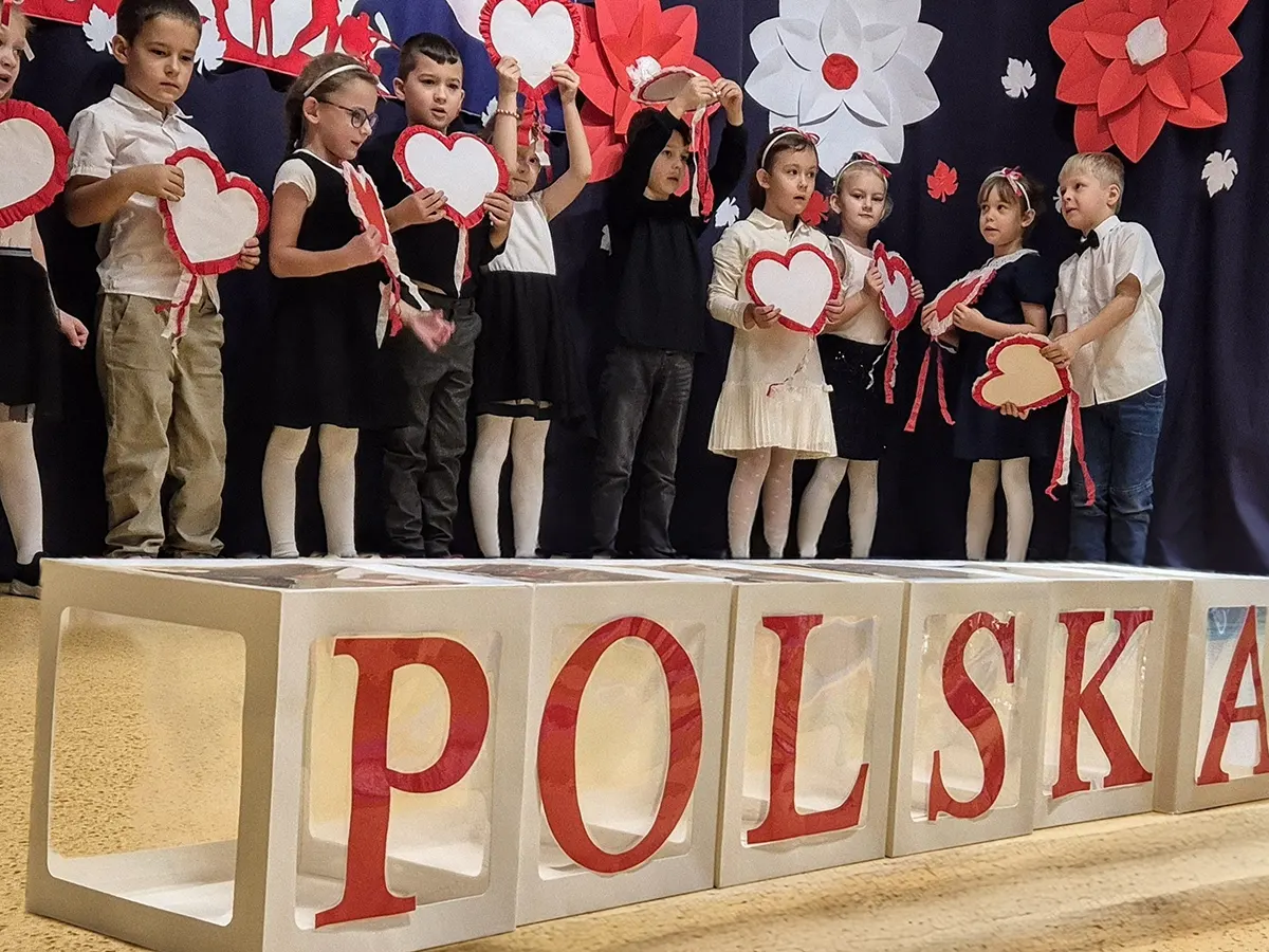  Dzieci stoją w rzędzie