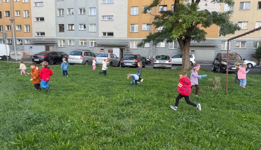dzieci na dworze