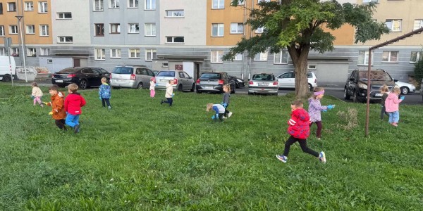 dzieci na dworze