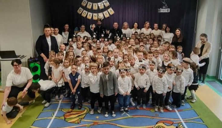  Dzieci w szeregu i osoby...