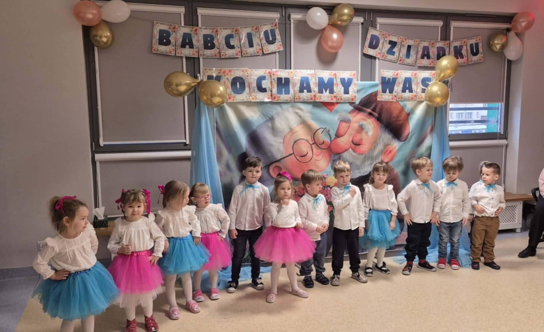  Dzieci stoją w szeregu