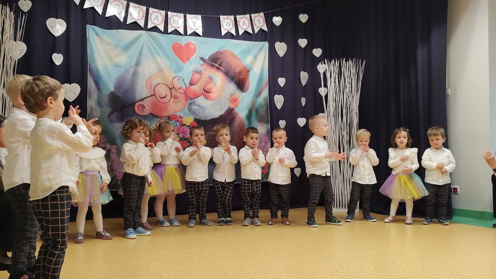  Dzieci stoją w szeregu