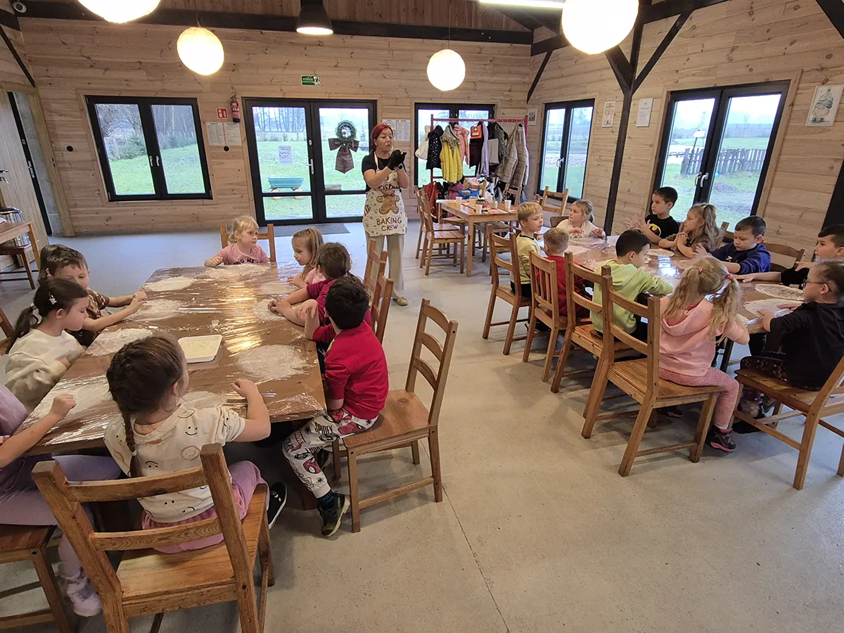  Dzieci siedzą na krzesłac...