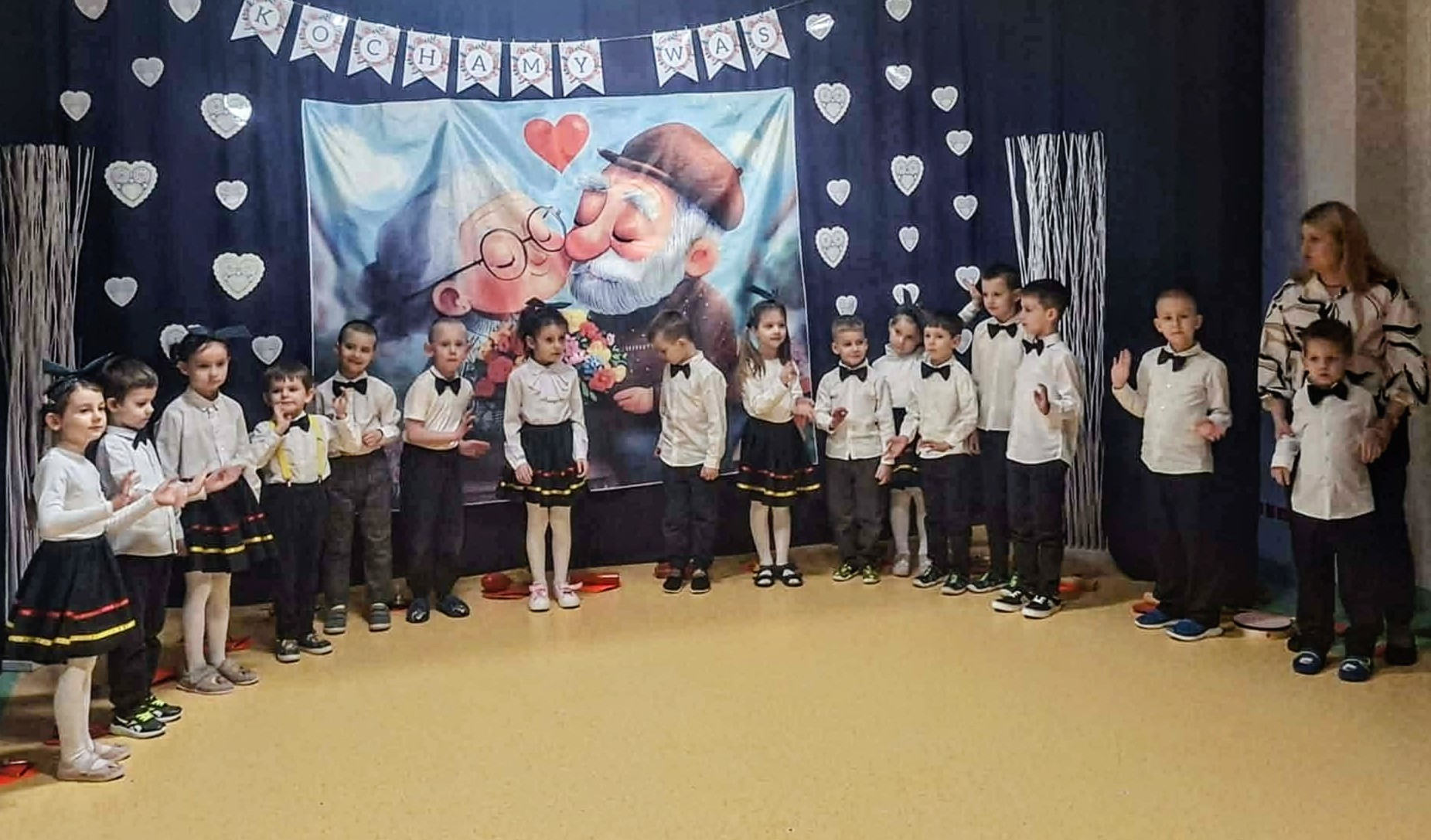  Dzieci stoją w szeregu